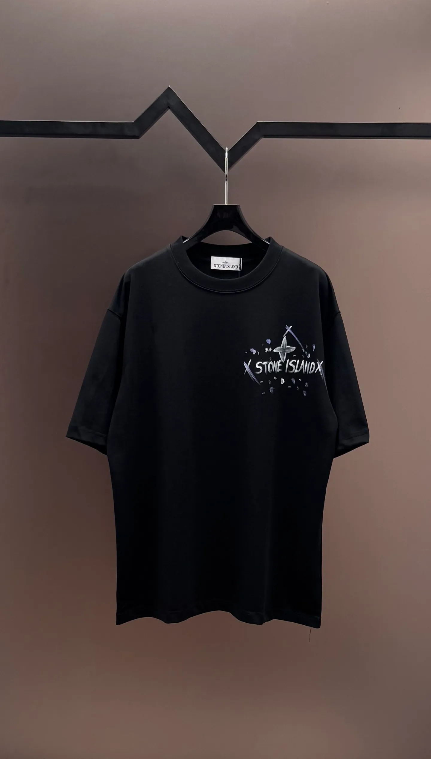 P190 original order quality] Brand: Stone Island 25SS latest top-quality hand-painted stone bird back cross brand element iconic logo graffiti splash-ink hand-painted short-sleeved T-shirt, highlighting the brand charm.  Fabric: Made of 320G high-end imported pure cotton double yarn fabric, custom-woven from Xinjiang small cotton. The fabric is washed and washed to add hand feel and fix the shape of the clothes. The thread matching is 1*1, and it can be dyed in the same vat.  Accessories: Customized 1:1 washed trademark Craftsmanship: Customized 1:1 three-dimensional hand-painted Color: Black-White [Same style for men and women] Size: M-XXL [Loose version]